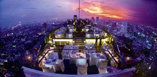 56层天台上的餐厅，可俯瞰曼谷夜景。